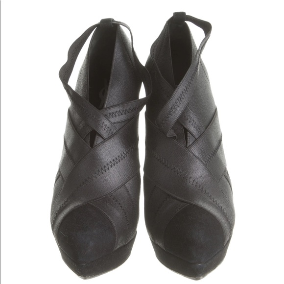 YVES SAINT LAURENT
Suede Pumps
Size: IT 36.5 - Picture 4 of 7